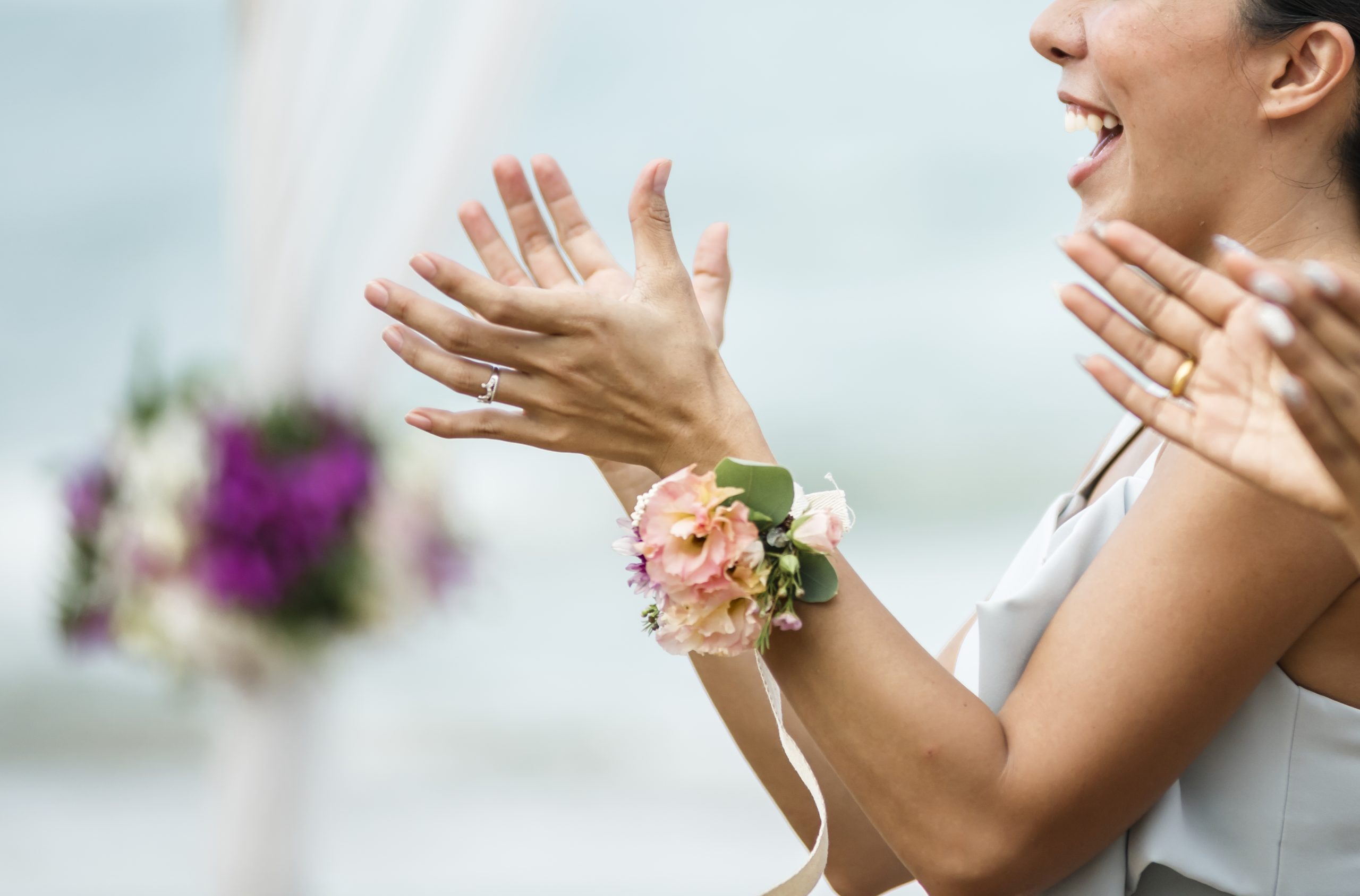 ospiti di nozze che applaudono per la sposa e lo sposo scaled