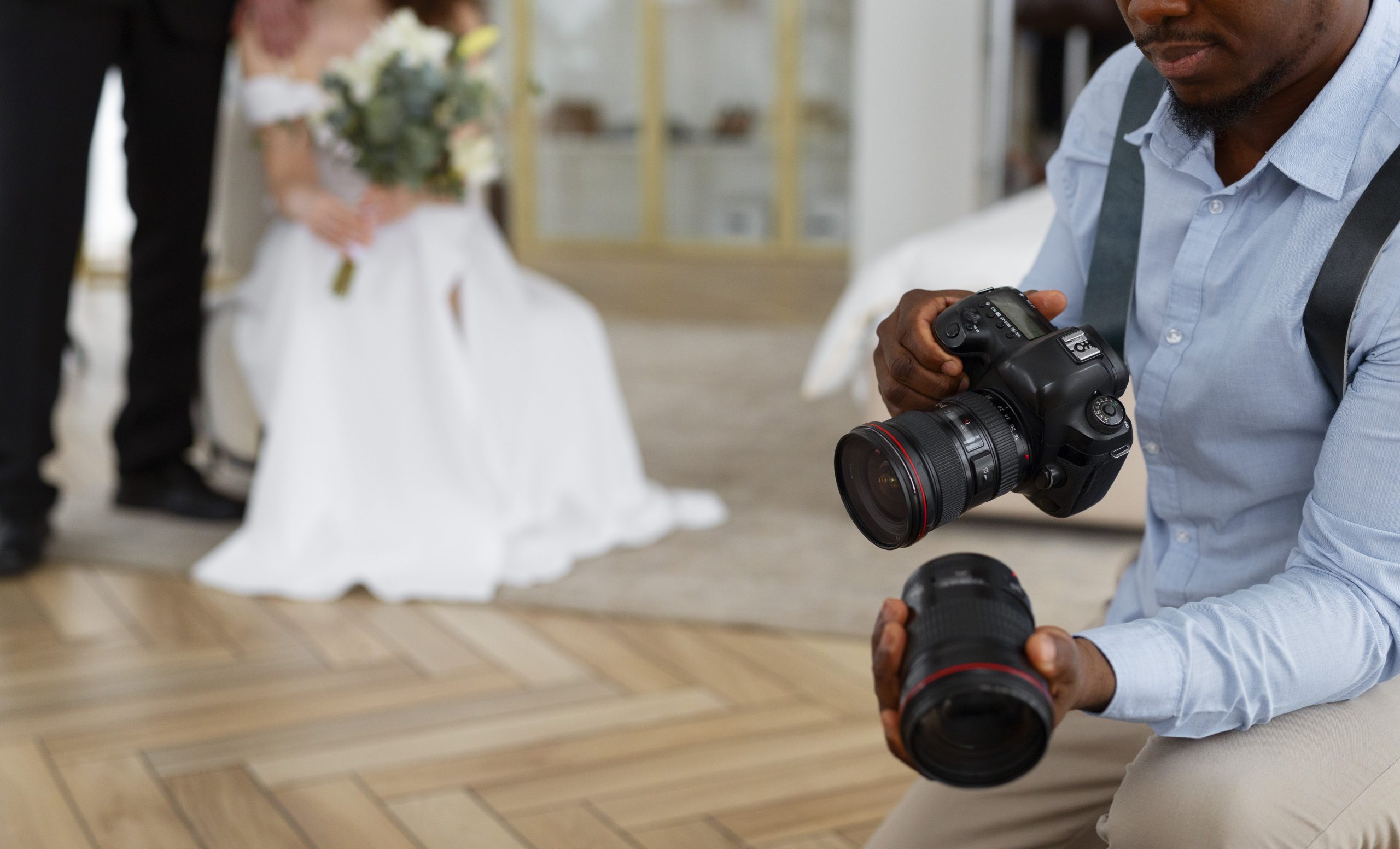 macchina fotografica della tenuta del fotografo di vista laterale scaled