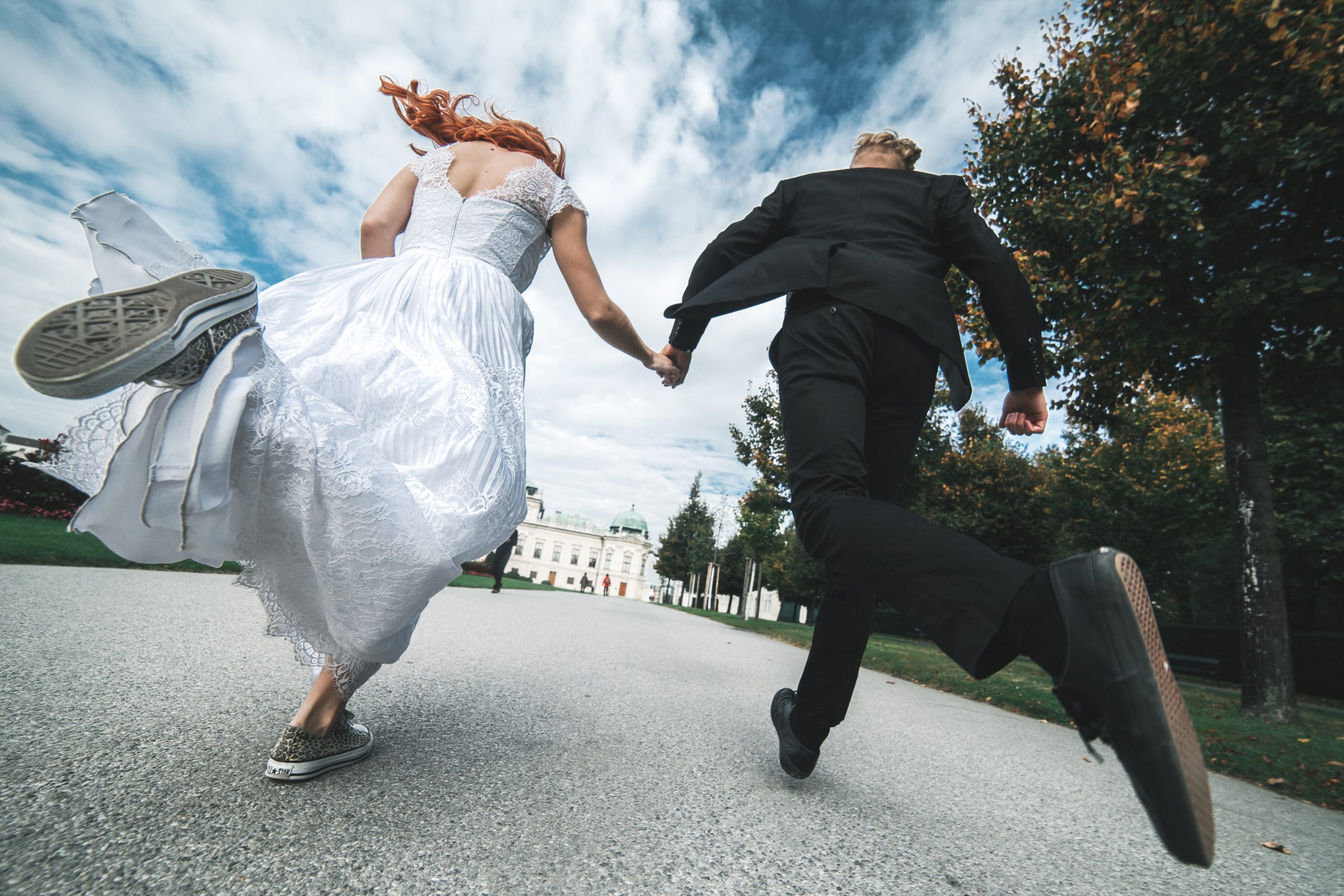 newlyweds che corre lungo la strada scaled