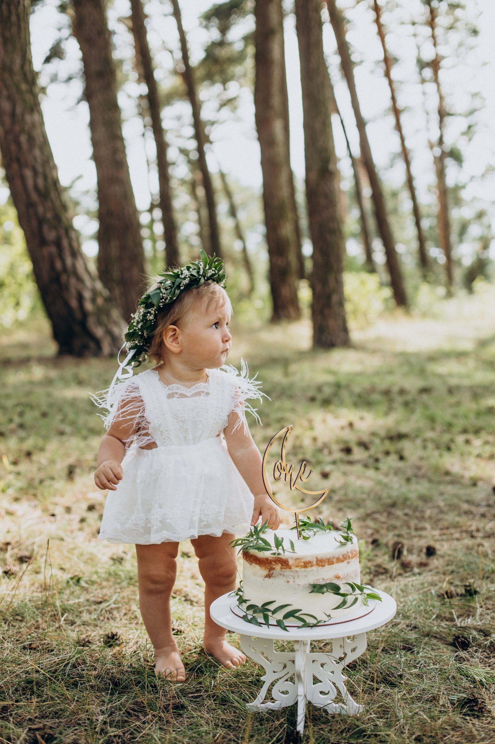 bambina carina con la sua prima torta di compleanno scaled