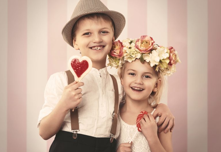 bambini felici retro nel giorno di san valentino 1